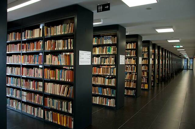 Regale in Bibliothek